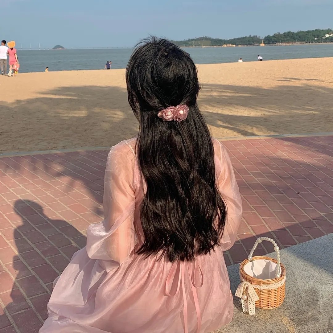 穿黄靴子的女孩